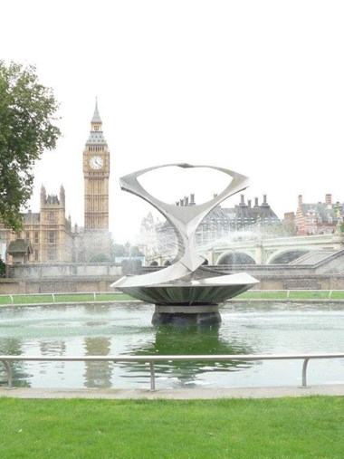 Revolving Torsion by Naum Gabo, 1975. St Thomas’ Hospital, Westminster Bridge Road, London. Listed Grade II* © Historic England