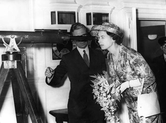 Queen Elizabeth II looks through telescope at St Paul's Cathedral, about 4 miles away, during a visit to the restored Flamsteed House, oldest building of the old Royal Observatory at Greenwich, London. © Sueddeutsche Zeitung Photo / Alamy Stock Photo